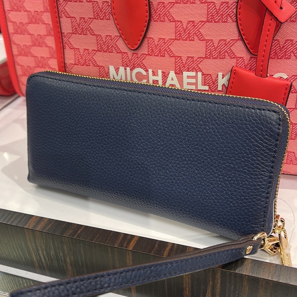 Michael Kors Jet Set Travel Large Travel CONTINENTAL 
Navy - Picture 5 of 16